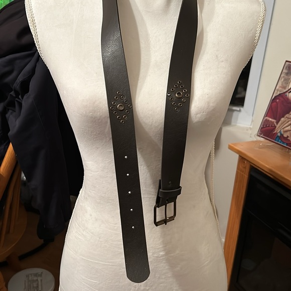 Vintage brown made in Mexico Belt With 2 metal riveted side designs near buckle - Picture 7 of 7